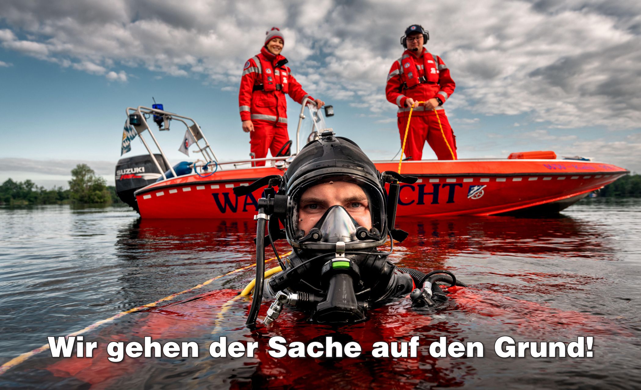 Taucher mit Wasserwacht auf einem Gewässer